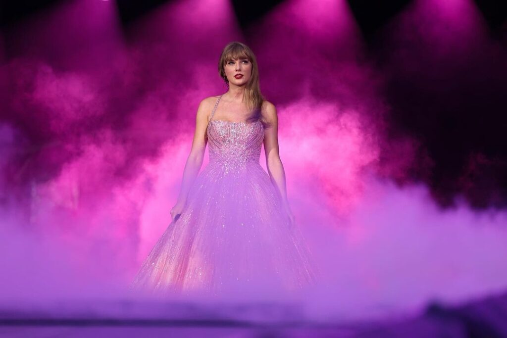 taylor swift performing on stage